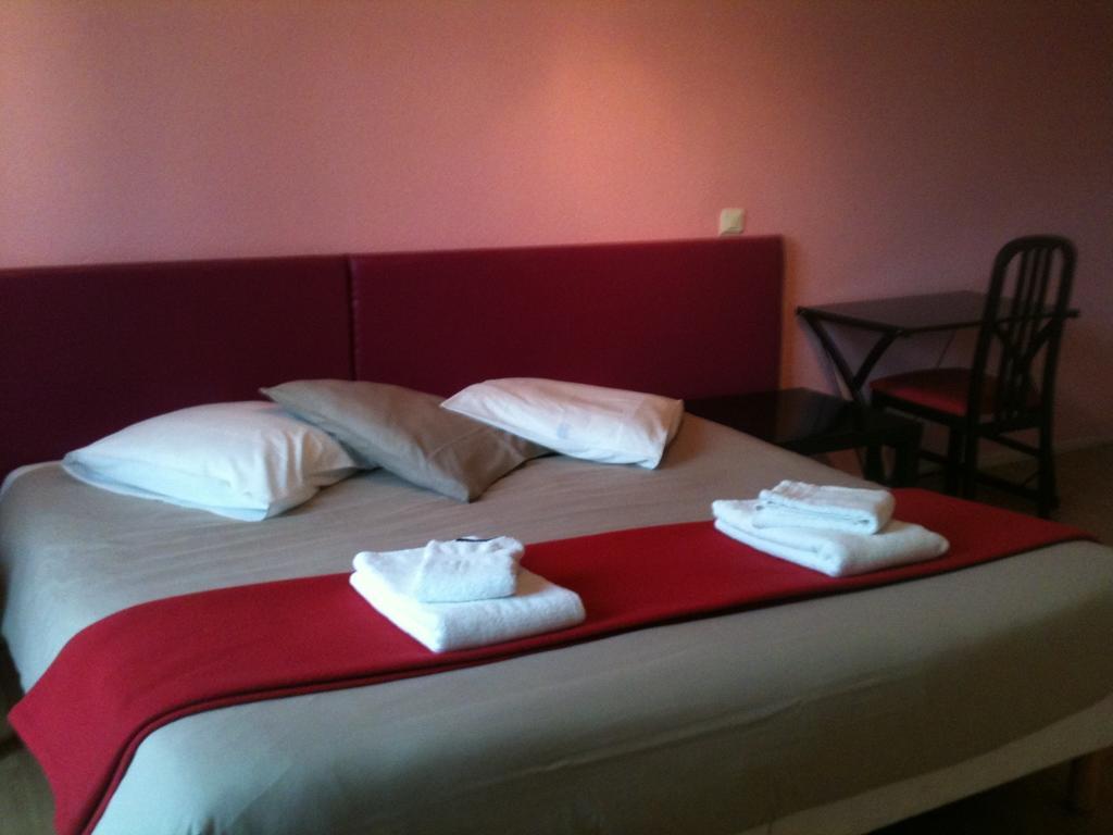 Le Clos Fleuri Bourg-de-Thizy Zimmer foto